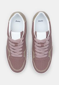 Mauve värvi sametist täiskasvanute tossud, millel on beežid aktsendid, valge pehme sisemus ja vastav mauve värvi paelad, vaadatuna ülalt lihtsal taustal.