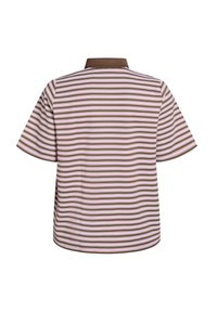 Polo à rayures dans des nuances de marron et de rose, à manches courtes, avec col, en tissu doux, présentant des lignes horizontales uniformément réparties.
