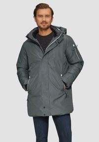 Grau gepolsterte Parka mit Kapuze, ausgestattet mit Reißverschlusstaschen, einem Reißverschluss und verstellbaren Handgelenkbündchen. Glatte Textur, modernes Design.