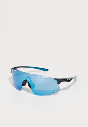 Lunettes de soleil de sport avec des verres miroités bleus, une monture noire et bleue, un design aérodynamique et un accent vert notable sur la branche.
