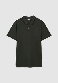 Polo shirt verde scuro a maniche corte con due bottoni bianchi, colletto e rifinitura nera sui bordi del colletto e delle maniche.