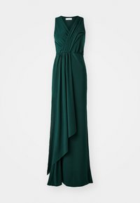 Rochie verde fără mâneci, din material fluid, cu gât adânc în formă de V, detalii pliate în față și talie ajustată, care se coboară până la podea.