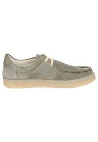 Chaussure en suede gris clair avec un bout rond, des accents cousus et des lacets couleur crème. Semelle en caoutchouc avec une finition texturée pour l'adhérence.