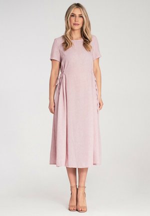 Rosa Leinen-Midikleid mit kurzen Ärmeln, ausgestattet mit seitlichen Bindebändern und einem lockeren Schnitt. Glatte Textur und gerader Saum.