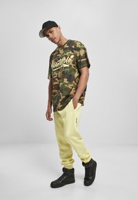 Southpole Marškinėliai su spaudiniu - korean camo