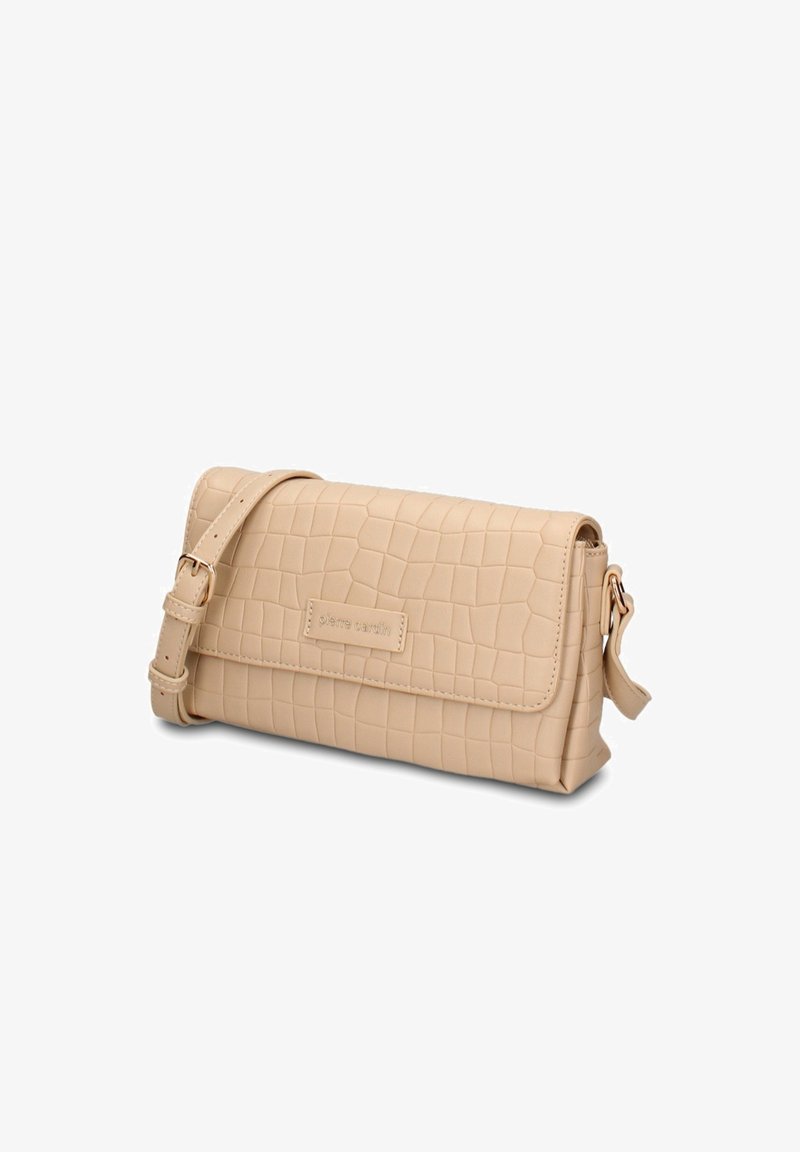 Sac bandoulière rectangulaire beige à motif crocodile avec bandoulière réglable et fermeture à rabat frontale.