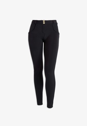 Pantaloni neri slim fit con tasche frontali, passanti per cintura e due bottoni beige in vita, mostrati su sfondo bianco.