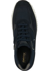 Sneaker blu con tomaia in suede e mesh, punta rotonda, lacci piatti, logo sulla linguetta e suola in gomma bianca.