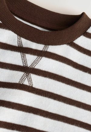 Nahaufnahme des braun-weiß gestreiften Strickshirts am Halsausschnitt mit braunem geripptem Kragen und dekorativer Kreuzstickerei unter dem Kragen.