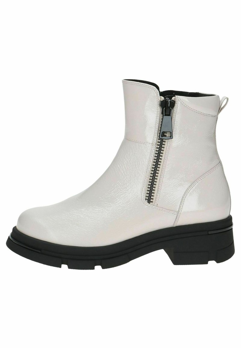 Stivale bianco alla caviglia realizzato in materiale sintetico lucido con cerniera laterale, suola nera e tacco leggero. Presenta una texture liscia e una punta rotonda.
