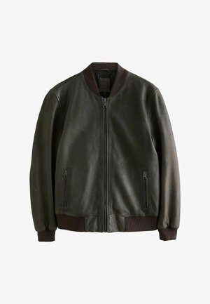 Rjava usnjena bomberska jakna z zadrgo spredaj, rebrastim ovratnikom in manšetami. Ima dva žepka na zadrgo na straneh in gladko teksturo.