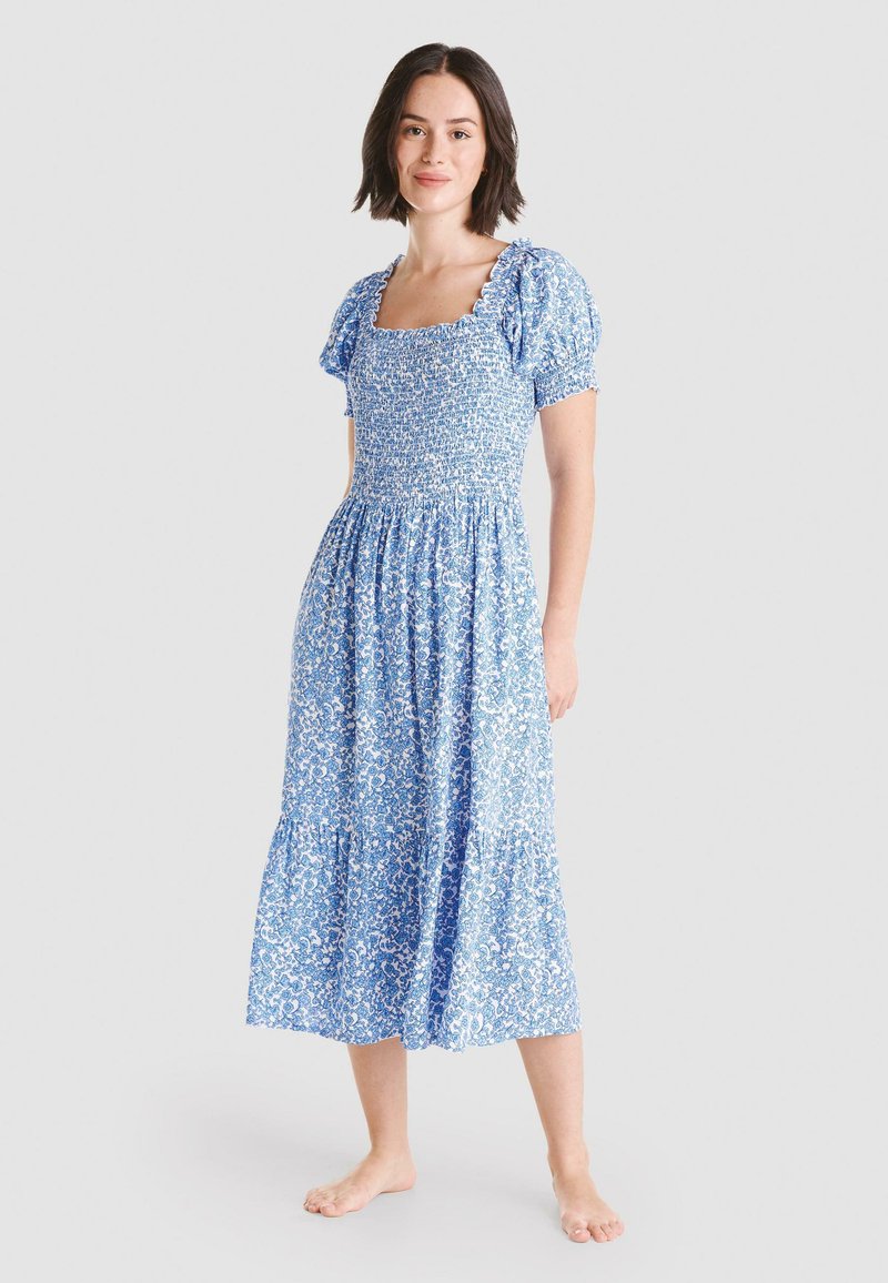 Vestido midi floral azul con escote cuadrado, mangas cortas abullonadas, torso smock y falda escalonada, fabricado con una tela ligera.