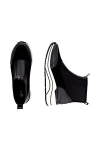 Botines negros que combinan materiales lisos y texturizados, con cierre de cremallera y una suela blanca gruesa con dibujo en relieve.
