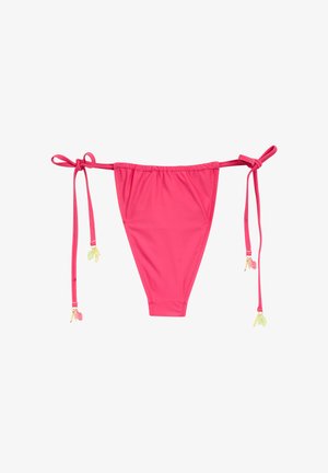 Bas de bikini rose avec des liens réglables de chaque côté. Présente des breloques décoratives en vert et rose aux extrémités des liens. Matériau lisse et extensible.