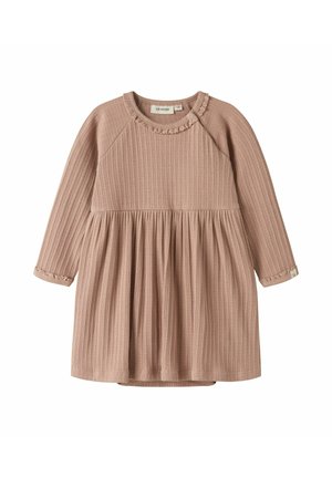 Ružnata otroška obleka z dolgimi rokavi, rebrastega materiala, z nabranim krilom in nežnim okrasom na izrezu ter manšetah, položena na ravno površino.