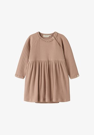 Ružnata otroška obleka z dolgimi rokavi, rebrastega materiala, z nabranim krilom in nežnim okrasom na izrezu ter manšetah, položena na ravno površino.