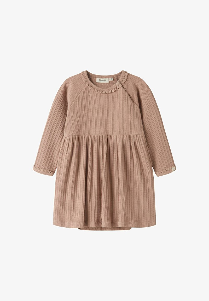 Robe pour bébé à manches longues rose poussiéreux côtelée avec jupe froncée et délicates bordures au niveau de l'encolure et des poignets, présentée à plat.