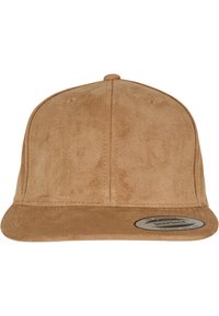 Bež sueded snapback kapa s ravnim vizirkom, koja ima glatku teksturu i okrugli gornji dugmadi. Oznaka na viziru ukazuje na brend.