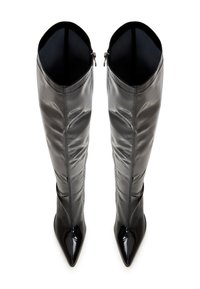Botas de muslo negras hechas de material brillante, con punteras afiladas y un diseño anguloso, con cremalleras laterales y detalles de costura visibles.