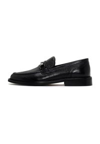 Mocasines de cuero negro con un acabado texturizado, diseño sofisticado, suela plana y detalle en metal plateado en la parte delantera.