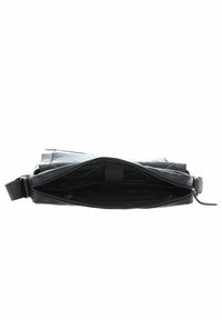 Borsa a messaggero nera in pelle con chiusura a zip, scomparti interni e tracolla regolabile. Presenta una superficie liscia e un design minimalista.