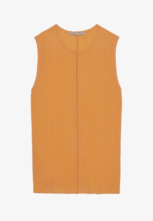 Bezramenný top v jasně oranžové barvě s vertikálním žebrováním, kulatým výstřihem a centrálním švem. Bez zapínání nebo dalších akcentů.