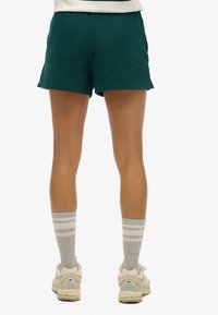 Superdry ATHLETIC ESSENTIALS GRAPHIC - Jogginghose - dark pine green