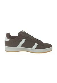 Sneaker sportivo marrone con accenti bianchi, caratterizzato da una tomaia in tessuto texturizzato, punta arrotondata e suola in gomma con battistrada in gomma.