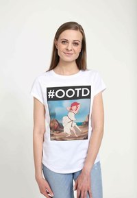 Bílý krátký rukáv tričko s barevným grafickým motivem postavy v splývavých šatech na pozadí pláže, s textem "#OOTD" nahoře.