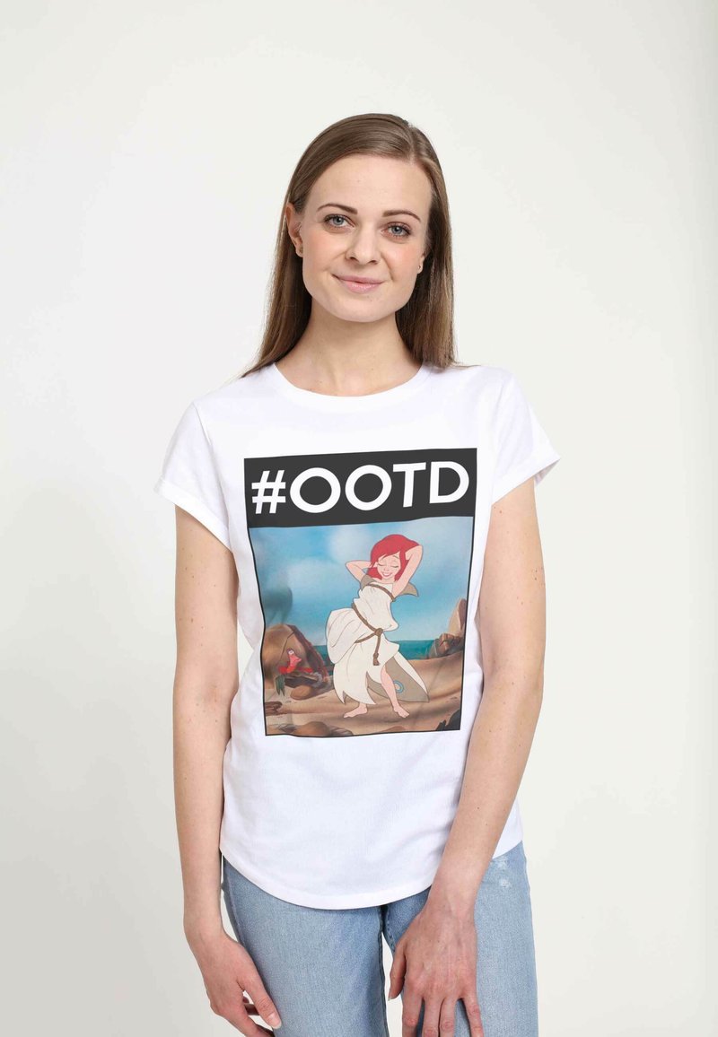 Bílý krátký rukáv tričko s barevným grafickým motivem postavy v splývavých šatech na pozadí pláže, s textem "#OOTD" nahoře.