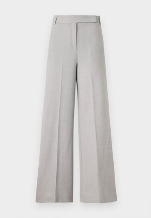 Pantaloni a gamba larga grigi chiari con una texture liscia, dotati di una vita su misura e piega frontale per un aspetto elegante.