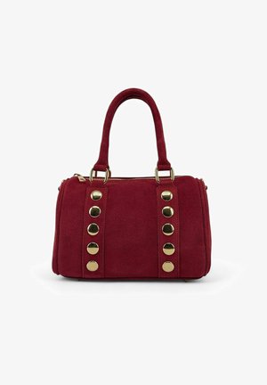 Sac à main en daim rouge avec double poignées, boutons dorés verticaux en deux rangées sur le devant, et une fermeture zippée sur le dessus.