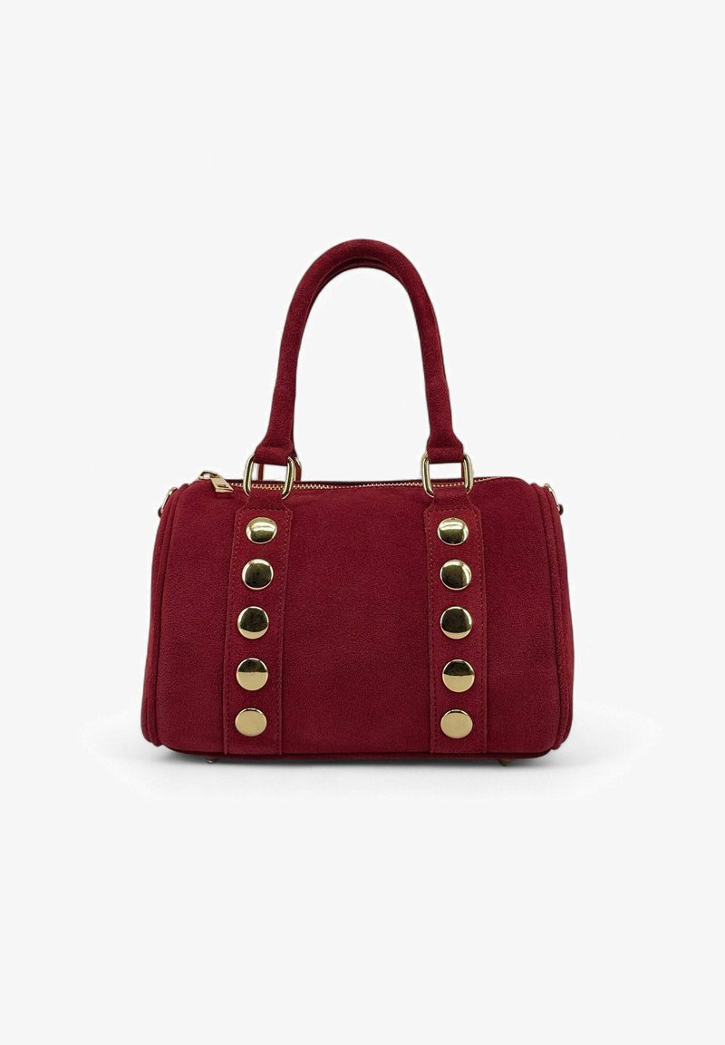 Sac à main en daim rouge avec double poignées, boutons dorés verticaux en deux rangées sur le devant, et une fermeture zippée sur le dessus.
