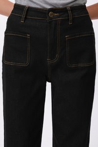 Schwarze Jeans mit orangefarbenen Nähten, ausgestattet mit einem Knopfverschluss, zwei Fronttaschen und einem geraden Bein. Weicher, langlebiger Stoff.