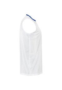 Canotta bianca in rete con scollo a girocollo blu, fori laterali per le braccia e design ampio, realizzata in un tessuto traspirante e con trama.