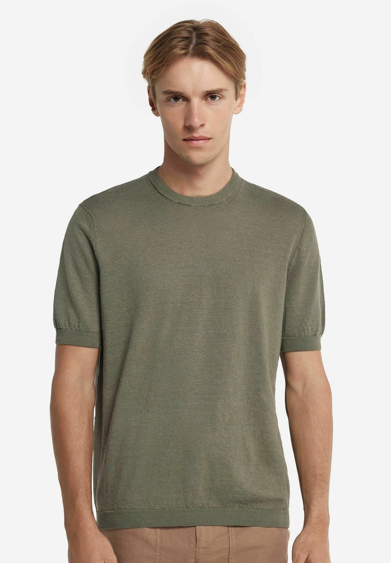 Kortärmad, olivgrön stickad tröja gjord av ett mjukt, texturerat material, med rund halsringning och ribbade ärmslut.