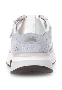 Grijze suède en mesh sneakers met witte accenten, voorzien van perforaties op de hiel, een logo aan de achterkant en een platte rubberen zool.