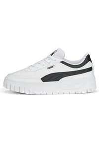 Baskets blanches avec une bande texturée noire, dotées d'une semelle blanche épaisse, d'un bout rond et d'un design à lacets. Logo PUMA sur le côté.
