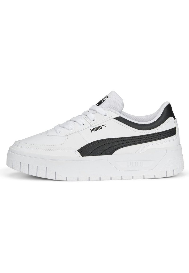 Baskets blanches avec une bande texturée noire, dotées d'une semelle blanche épaisse, d'un bout rond et d'un design à lacets. Logo PUMA sur le côté.