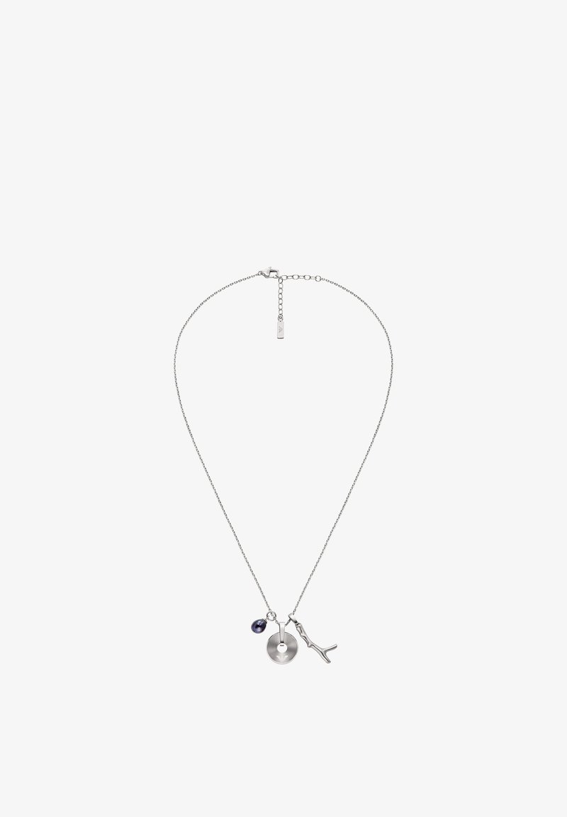 Collier chaîne en argent avec un pendentif circulaire, une petite perle sombre et un charm en forme de branche. Texture lisse et design minimaliste.