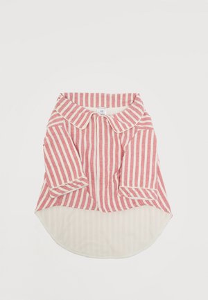 Rood-wit verticaal gestreept huisdier t-shirt met lange mouwen, een omgevouwen kraag en een langere, gebogen zoom aan de achterkant, plat gelegd op een witte achtergrond.