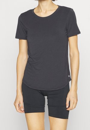 Dunkelgraues sportliches T-Shirt mit Rundhalsausschnitt und kurzen Ärmeln, kombiniert mit schwarzen, eng anliegenden Shorts, die ein dezentes Markenlogo am Saum aufweisen.