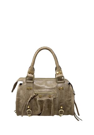 Borsa a mano in pelle marrone testurizzata con doppi manici, tasca frontale con cerniera, borchie tono oro e dettagli con fibbie su sfondo bianco.