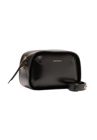 Pennetta cosmetica nera in pelle con hardware dorato e chiusura a cerniera. Presenta angoli arrotondati e una tracolla con borchie decorative.
