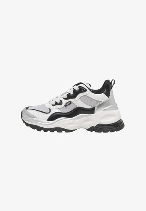 Masivna bijela tenisica s crnim i srebrnim naglascima, mrežastim panelima, debelim potplatom i brendiranim detaljem "Buffalo" sa strane i na peti.