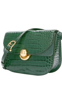 Grüne Handtasche aus geprägtem Leder mit Krokodiloptik und glänzendem Finish, runder goldener Verschluss und verstellbarer Träger. Verfügt über einen Klappenverschluss.