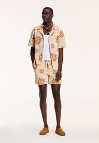 Shiwi Ing - beach beige