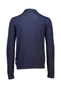 Mörkblå stickad tröja med en mjuk textur, långa ärmar, kragdesign och subtila sömmar i sidorna.