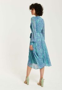 Liquorish ANIMAL PRINT MIDI WRAP - Day dress - blue