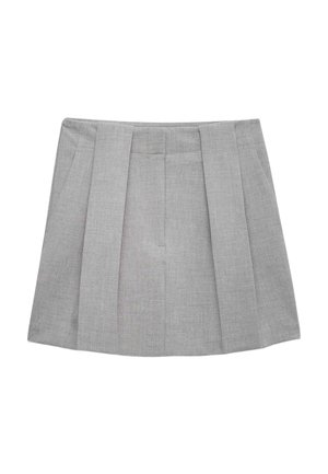 Falda gris plisada hecha de tela ligera, con pliegues definidos, textura suave y diseño de corte recto.